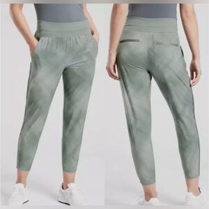 Athleta Nolita Slim Tapered Crop Pants Green Print Mid Rise Stretch Size 8
